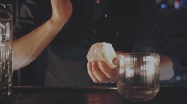 Barmen barda bir kokteyl hazırlıyor.