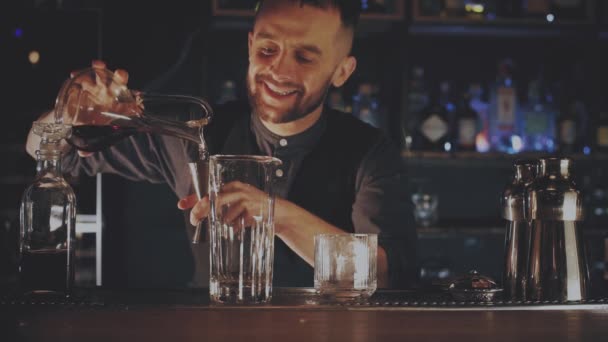 Barman maken van een cocktail aan de bar — Stockvideo