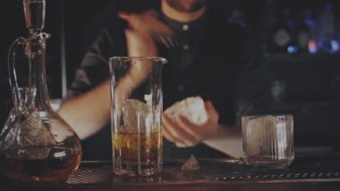 Barmen barda bir kokteyl hazırlıyor.