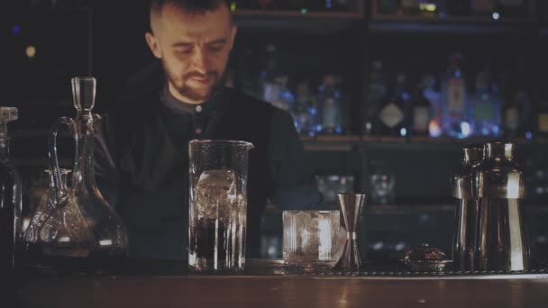 Camarero haciendo un cóctel en el bar — Vídeos de Stock