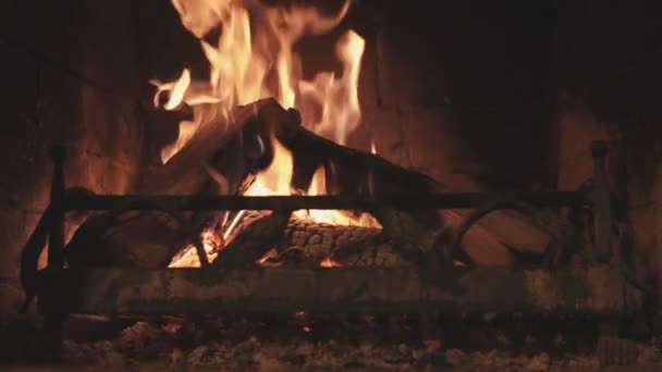 Спалювання деревини в каміні в домашніх умовах — стокове відео