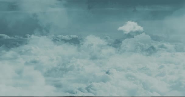 Flyg i molnen, realistisk animation — Stockvideo