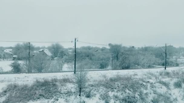 Зимний фон из окна поезда — стоковое видео