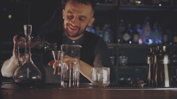 Barkeeper macht einen Cocktail an der Bar — Stockvideo
