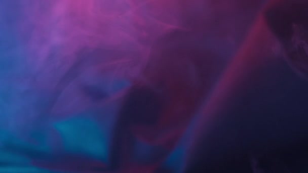 Skutečný barevný kouř na rozmazaném pozadí — Stock video