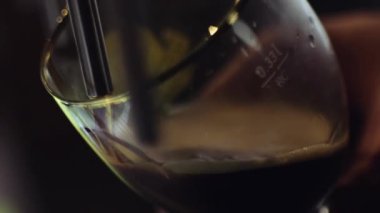 Barmen koyu bira dolduruyor.