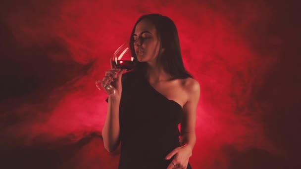 붉은 술 잔에 붉은 연기를 한 여자 — 비디오