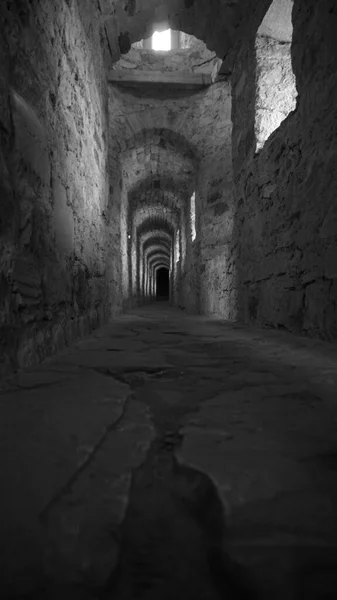 Eski şatoda dar koridor. Işık ve gölgenin oyunu