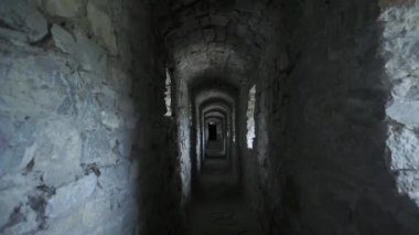 Eski şatoda dar koridor. Işık ve gölgenin oyunu