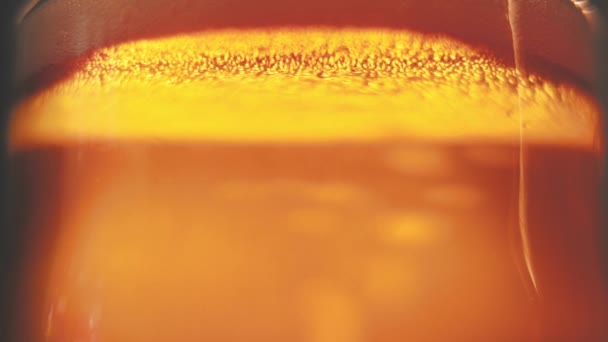 Beer Bubbles Foam Glass Closeup — Vídeo de stock