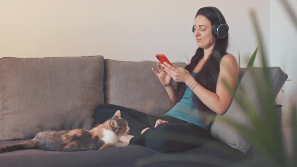 Young Woman Listening Music Cat Home — Stock video