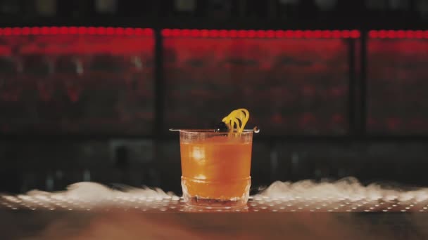 酒吧里有干冰块的鸡尾酒 — 图库视频影像
