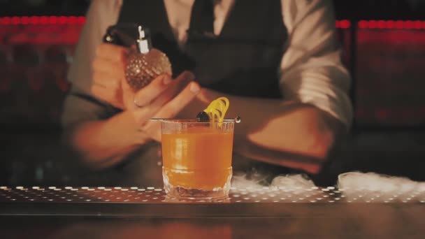 Barkeeper Macht Einen Cocktail Der Bar — Stockvideo