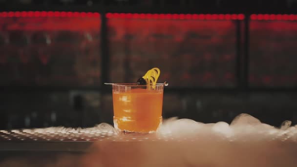 Cocktails Met Droog Ijs Aan Bar — Stockvideo