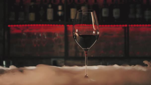 乾燥した氷とバーに赤ワインのガラス — ストック動画