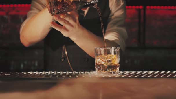 Bartendern Förbereder Cocktail Baren — Stockvideo