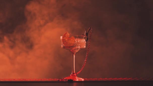 浓烟和红光下的性感鸡尾酒 — 图库视频影像