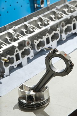 bir spor araba motor piston