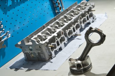 bir spor araba motor piston