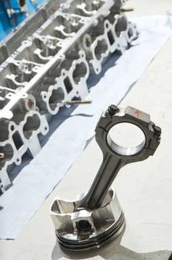 bir spor araba motor piston