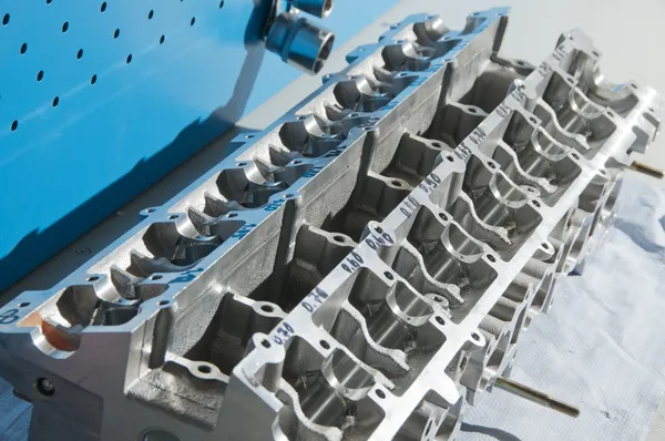 Het blok van de cilinders van de motor van een sportwagen op een werk — Stockfoto
