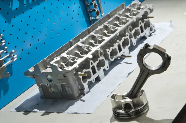 bir spor araba motor piston