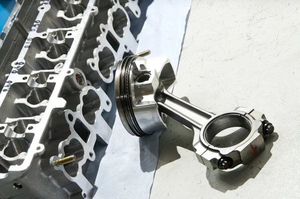 Блок цилиндров из двигателя спортивного автомобиля на работе — стоковое фото