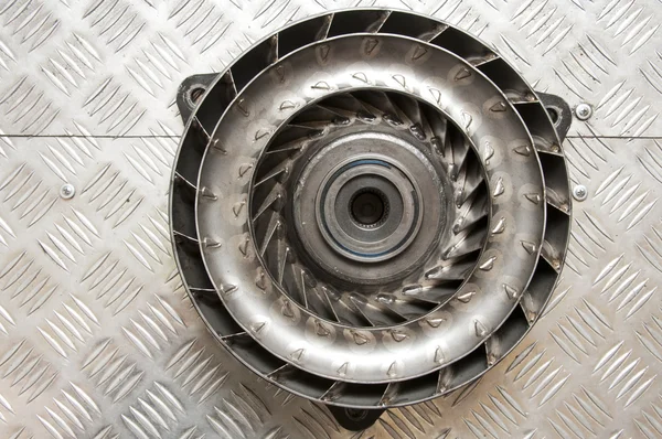 Parte de turbina en piso de metal — Foto de Stock