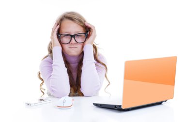 netbok ve cep telefonu ile kız öğrenci