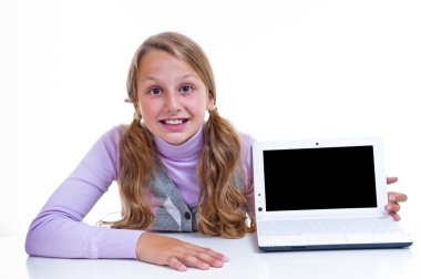 netbok ve cep telefonu ile kız öğrenci