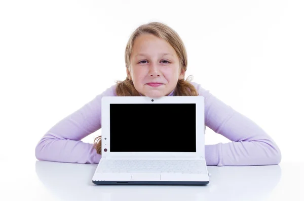 Écolière avec son netbook blanc — Photo