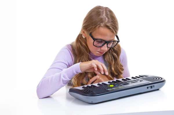 Üzerinde küçük bir synthesizer oynarken kız öğrenci — Stok fotoğraf
