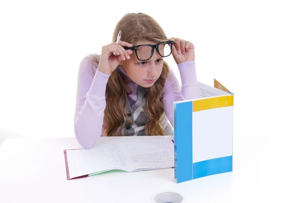 Schulmädchen studing die lesson — Stockfoto