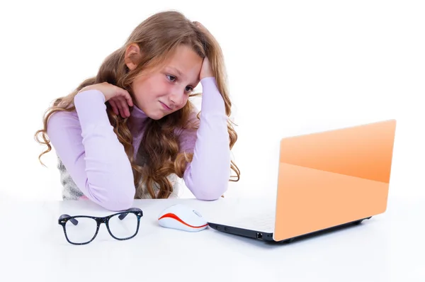 Schoolmeisje met haar witte netbook — Stockfoto