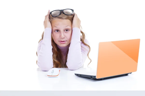 Estudante com seu netbook branco — Fotografia de Stock