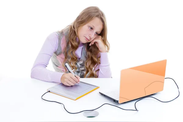 Het schoolmeisje schilderij met de digitizer en netbook — Stockfoto