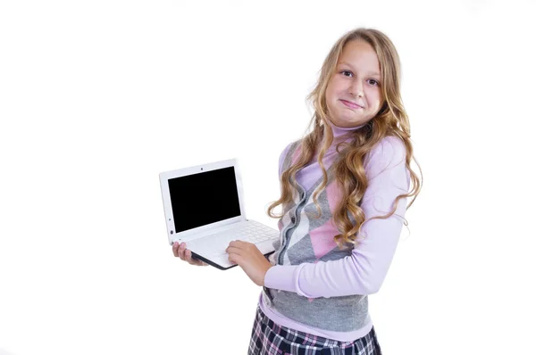 Школьница со своим белым нетбуком — стоковое фото