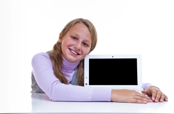 Colegiala con su netbook blanco — Foto de Stock