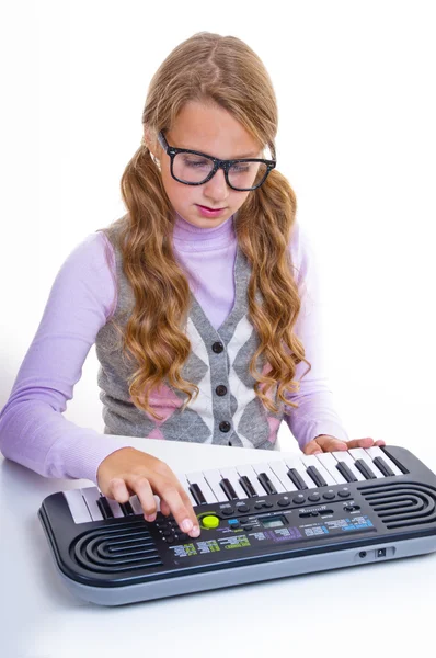 Studentessa giocare su un piccolo sintetizzatore — Foto Stock