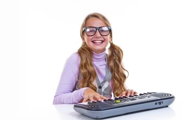 Colegiala jugando en un pequeño sintetizador —  Fotos de Stock