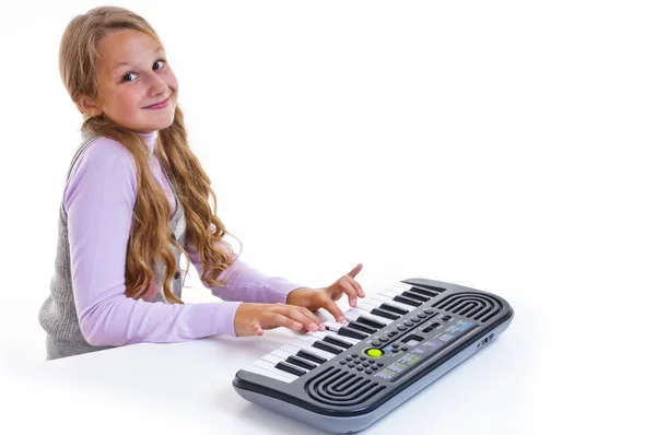 Üzerinde küçük bir synthesizer oynarken kız öğrenci — Stok fotoğraf