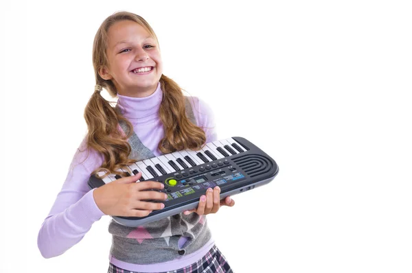 Colegiala jugando en un pequeño sintetizador —  Fotos de Stock