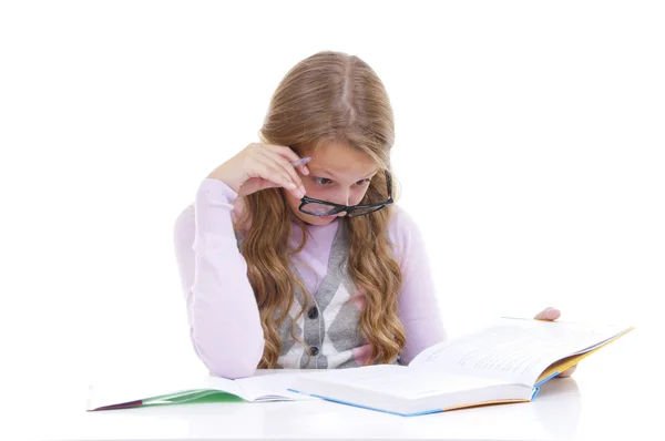 Colegiala estudiando la lección — Foto de Stock