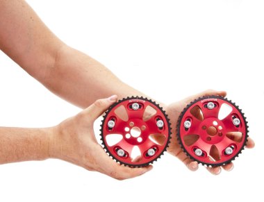 adamın elinde yeni ayarlanabilir kasnak