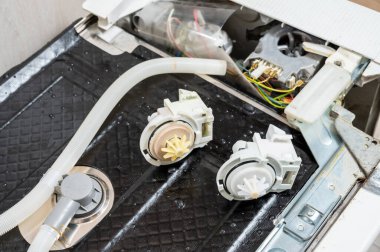 Parçalanmış bulaşık makinesinde eski ve yeni bulaşık makinası pompaları