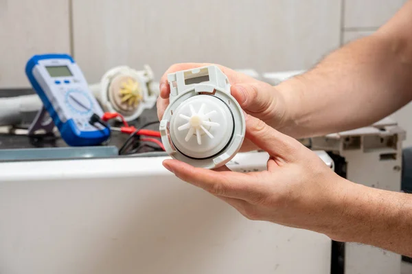 Een Nieuwe Pomp Voor Vaatwasser Handen Van Een Man Tegen Rechtenvrije Stockafbeeldingen