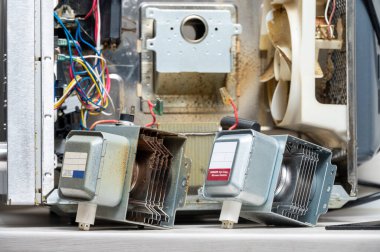 Parçalanmış mikrodalganın yanında yeni ve eski magnetronlar