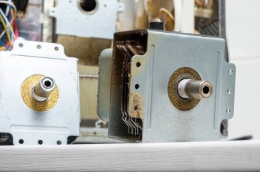 Parçalanmış mikrodalganın yanında yeni ve eski magnetronlar