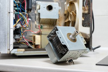 Parçalanmış mikrodalganın yanındaki eski magnetron