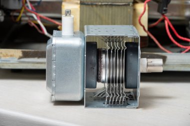 Parçalanmış mikrodalganın yanına yeni magnetron